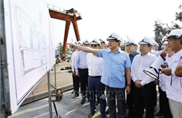 Phó Thủ tướng Lê Minh Khái làm việc tại Công ty Công nghiệp tàu thủy Dung Quất