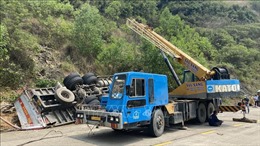 Liên tiếp xảy ra hai vụ lật xe tải tại Phú Yên