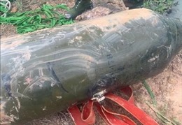 Bình Phước: Di dời an toàn quả bom nặng 300kg dưới hồ nước sâu