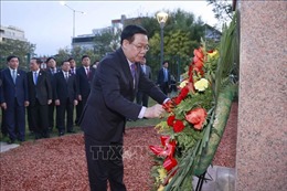 Chủ tịch Quốc hội đặt vòng hoa tại Tượng đài Chủ tịch Hồ Chí Minh ở Buenos Aires
