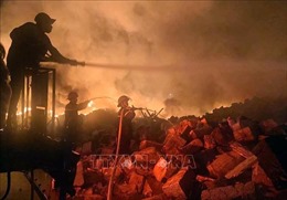 Quảng Ninh: Cháy phao xốp tập kết tại Cảng Cái Rồng - Vân Đồn