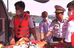 Tàu 473 Hải quân đưa hai ngư dân bị bệnh về đất liền điều trị