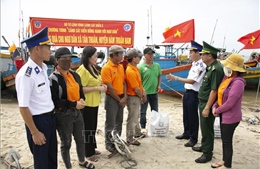 Cảnh sát biển đồng hành với ngư dân tỉnh Bình Thuận