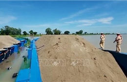 An Giang: Phát hiện 3 sà lan chở khoảng 1.000 m3 cát không rõ nguồn gốc