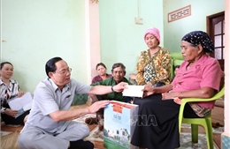 Phó Chủ tịch Quốc hội Trần Quang Phương thăm và tặng quà gia đình chính sách tại Đắk Lắk