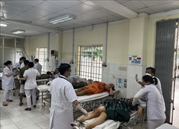 Tích cực cứu chữa người bị thương trong vụ lật xe khách tại Khánh Hòa