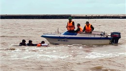 Bộ đội Biên phòng Cà Mau cứu nạn kịp thời 3 người trôi dạt trên biển