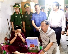 Phó Chủ tịch Quốc hội Trần Quang Phương thăm, tặng quà các gia đình thương binh, liệt sỹ tại Cao Bằng