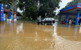 Mưa lớn gây ngập cục bộ nhiều tuyến phố ở Lào Cai 