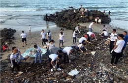 Tình nguyện viên và du khách tham gia dọn hơn 50 tấn rác trên bãi biển Vũng Tàu