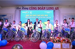 Tặng xe đạp cho trẻ em ở Long An có hoàn cảnh khó khăn