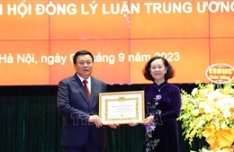 Trao Huy hiệu  40 năm tuổi Đảng tặng Giáo sư -Tiến sỹ Nguyễn Xuân Thắng