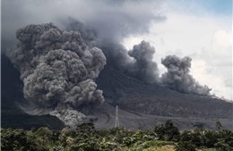 Núi lửa Ibu ở Indonesia phun tro bụi dày đặc