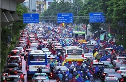  Hà Nội: Sáng đầu tuần mưa rét, nhiều tuyến đường ùn tắc kéo dài 