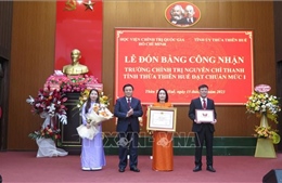 Đồng chí Nguyễn Xuân Thắng trao bằng đạt chuẩn mức 1 cho Trường Chính trị Nguyễn Chí Thanh 