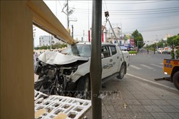 Xe ô tô va chạm với 2 xe máy, làm sập tường rào Tòa thánh Cao Đài Tây Ninh