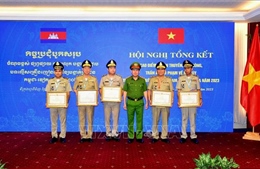 Khen thưởng các điển hình trong đấu tranh, phòng chống tội phạm trên tuyến biên giới Việt Nam - Campuchia