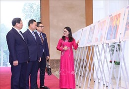 Thủ tướng Phạm Minh Chính và Thủ tướng Campuchia Samdech Hun Manet tham quan trưng bày ảnh của Thông tấn xã Việt Nam 