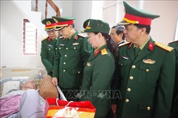 Đoàn công tác Quân ủy Trung ương tặng quà các gia đình chính sách tại Quảng Trị