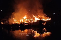 Ba tàu gỗ cháy rụi khi neo đậu trên sông Ka Long