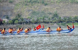 Rộn ràng Lễ hội đua thuyền đuôi Én tại thị xã Mường Lay