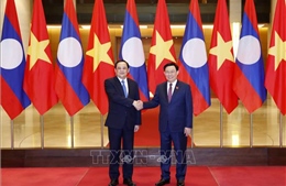 Chủ tịch Quốc hội Vương Đình Huệ hội kiến Thủ tướng Lào Sonexay Siphandone 