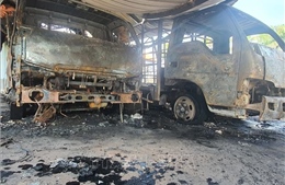 Long An: Điều tra, xác minh nguyên nhân 2 ô tô tải bị cháy rụi