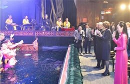 Phu nhân Chủ tịch nước và Phu nhân Tổng thống Đức thưởng thức múa rối nước 