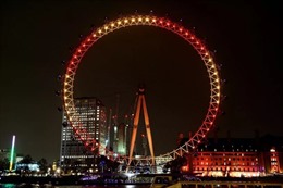 Vòng quay London Eye rực rỡ sắc đỏ vàng chào đón Tết Nguyên đán