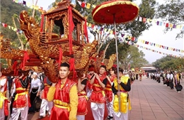 Hàng nghìn du khách tham dự Lễ hội Chùa Tiên