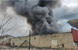 Pháp khống chế vụ hỏa hoạn kéo dài 2 ngày qua tại nhà máy sản xuất pin lithium 