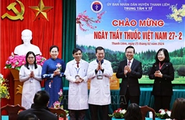 Chủ tịch nước Võ Văn Thưởng thăm, chúc mừng các y, bác sỹ tại tỉnh Hà Nam