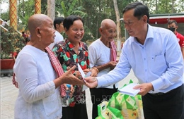 Tặng 500 phần quà cho đồng bào Khmer nghèo tỉnh An Giang