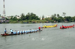 Hàng ngàn người cổ vũ giải đua thuyền trên sông Tam Kỳ, Quảng Nam
