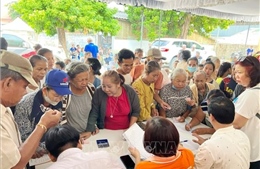 Đoàn công tác của TP Hồ Chí Minh thăm, khám bệnh từ thiện tại Lào