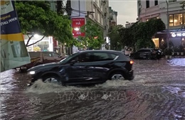 Mưa lớn gây ngập úng cục bộ tại Hà Nội, phương tiện di chuyển khó khăn