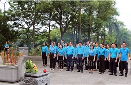 Dâng hương nhân kỷ niệm 119 năm Ngày sinh đồng chí Hoàng Quốc Việt