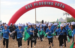 Hơn 350 người thi đi bộ, thu gom gần 2 tấn rác để làm sạch bãi biển Thuận An