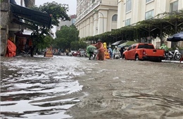 Hà Nội: Mưa to khiến nhiều tuyến phố ngập úng và ách tắc giao thông 