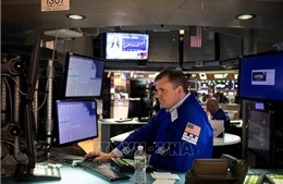 Chứng khoán Mỹ: Dow Jones lập đỉnh mới, Nasdaq lao dốc