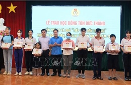 Trao hàng trăm suất học bổng, quà tặng cho con người lao động vượt khó học giỏi