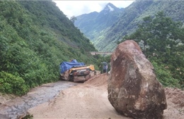 Lai Châu: Sạt lở, đá lớn rơi trúng máy xúc làm một người tử vong