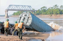 Hạ thủy các đốt khơi, chuẩn bị ghép cầu phao nơi cầu Phong Châu bị sập 