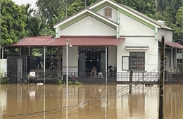 Cảnh báo lũ, nhanh chóng di dời người dân vùng thấp đến nơi an toàn