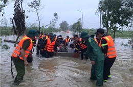 Chiếc xuồng quân dân nơi vùng lũ Hưng Yên