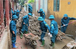 Lực lượng dân quân tự vệ thành phố Yên Bái tham gia khắc phục hậu quả bão lũ