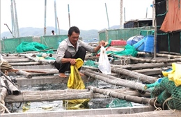 Thu gom rác thải từ hoạt động nuôi trồng thủy sản để duy trì vùng nuôi an toàn