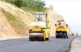 Thảm bê tông nhựa tại dự án thành phần cao tốc Quy Nhơn - Chí Thạnh