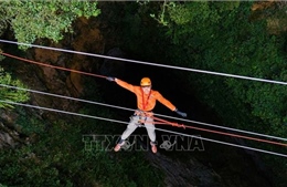 Trải nghiệm đu dây qua hố sụt Ác Mộng tại Quảng Bình