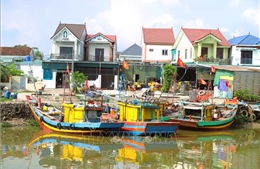 Cờ Tổ quốc tô điểm không gian làng biển tại Nghệ An